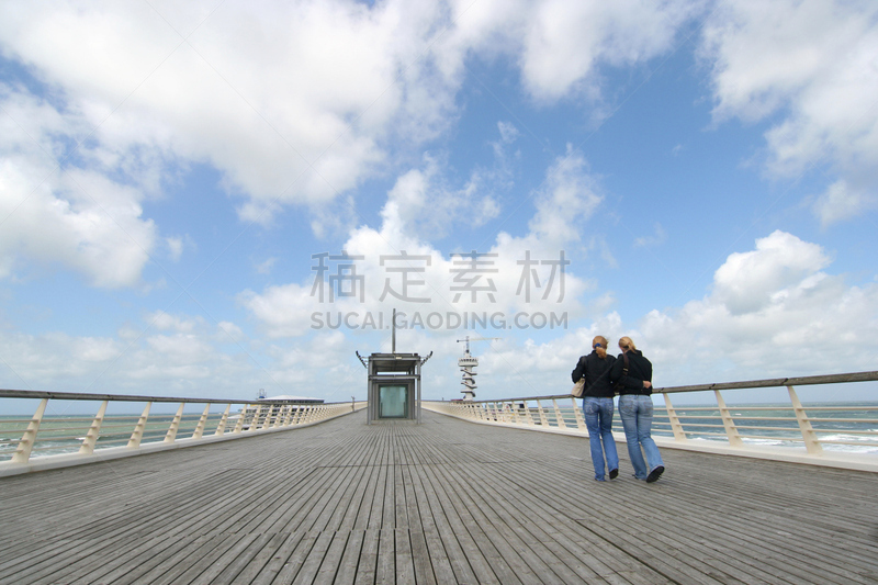 友谊,斯海弗宁恩,天空,水平画幅,户外,云景,仅成年人,彩色图片,成年的,厚木板