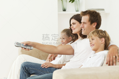 家庭,看电视,兄弟姐妹,儿童,人,休闲装,白人,姐妹,沙发,微笑