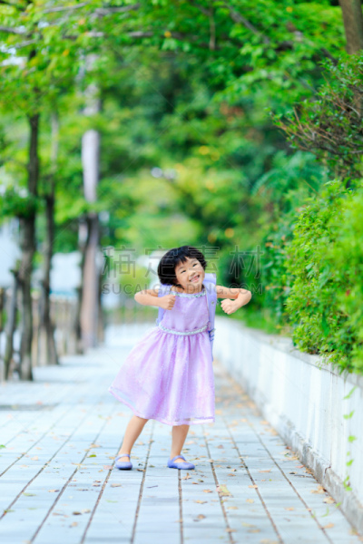 女孩,书包,日式书包,小学,纪念物,4岁到5岁,垂直画幅,新的,户外,未成年学生