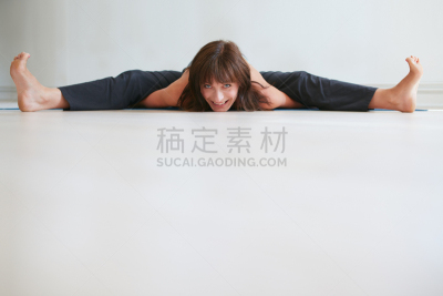 劈腿,健身房,女人,留白,水平画幅,注视镜头,美人,仅成年人,弹性,身体活动