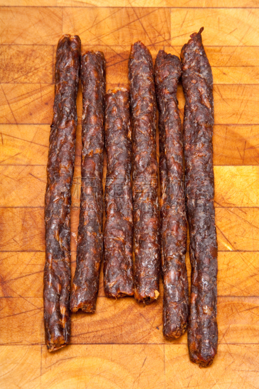 垂直画幅,香肠,无人,肉干,背景分离,肉,影棚拍摄,天气,干燥食品,密封食品
