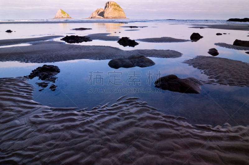 奥勒冈海滨,干草堆岩,潮水坑,水,天空,俄勒冈州,俄勒冈郡,六月,水平画幅,沙子