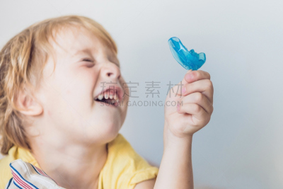 人的嘴,牙齿,三个人,舌头,位置,男孩,古典式,呼吸运动