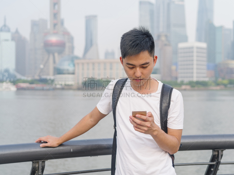 青年男人,中国,手机,户外,注视镜头,背景聚焦,街道,上海,南京路,现代