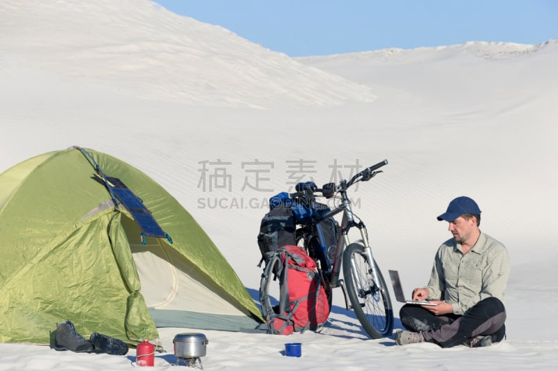 沙漠,自行车,男人,旅游目的地,达喀尔 ,太阳能电池板,太阳能,水平画幅,沙子