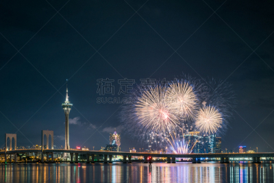 焰火,人,一个人,户外,夜晚,蓝色,旅游目的地,建筑,图像,水平画幅