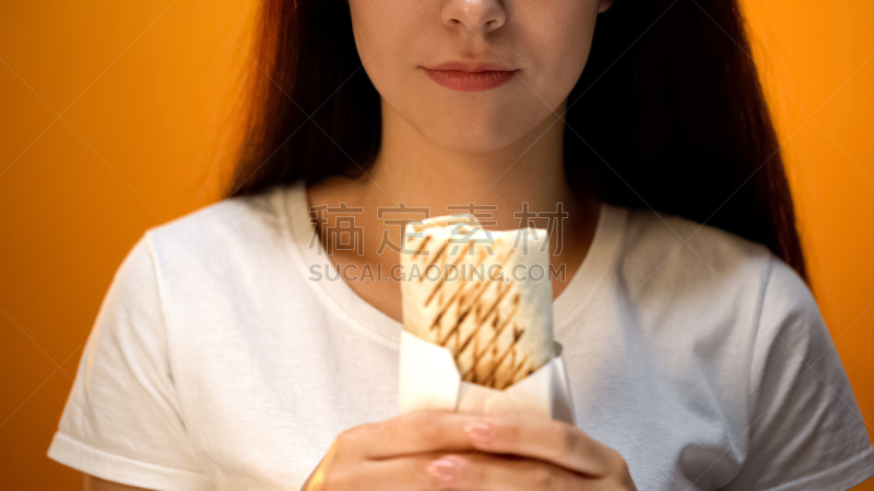 女人,沙瓦玛,不健康食物,美味,不雅的,拿着,健康保健,碳水化合物,食品,一个人