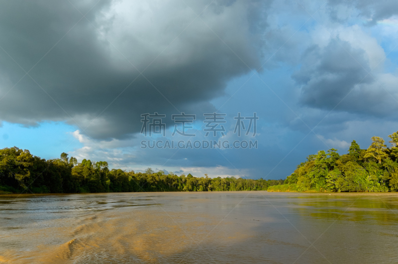 马来西亚,京那巴丹岸河,克纳巴特根国家野生动物保护区,京那峇鲁山,山打根,京那巴鲁山国家公园,沙巴州,水,天空,褐色