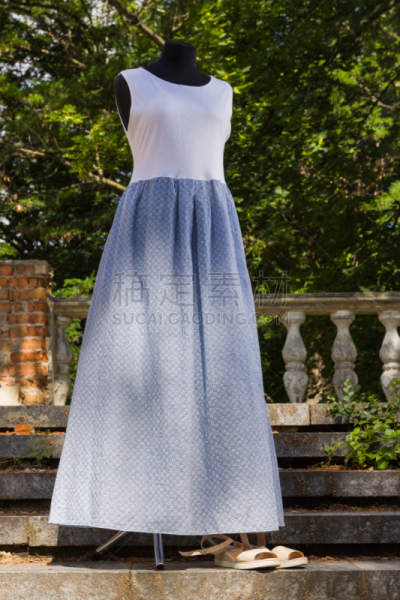 留白,纺织品,夏天,沙拉芬传统服饰,白色,人造模特,背景,毛衣,自然,蓝色的连衣裙