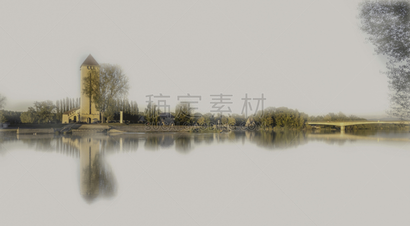 Barrage sur le Rhône pour la régulation de son débit aux portes de Lyon.