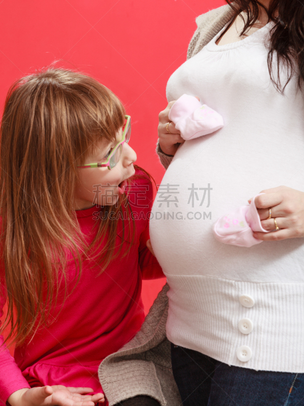 女人,女孩,幼儿,拿着,婴儿鞋,孕妇装,垂直画幅,袜子,父母,白色