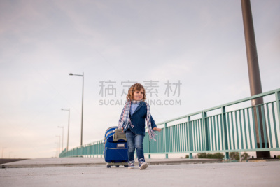人行道,行李,男孩,天空,留白,学龄前,休闲活动,男性,不看镜头,现代