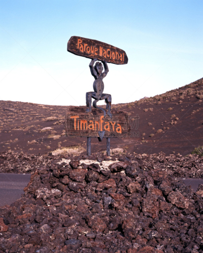 兰萨罗特岛,timanfaya national park,恶魔,火旋风,垂直画幅,旅游目的地,贫瘠的,无人,火山地形,大西洋群岛