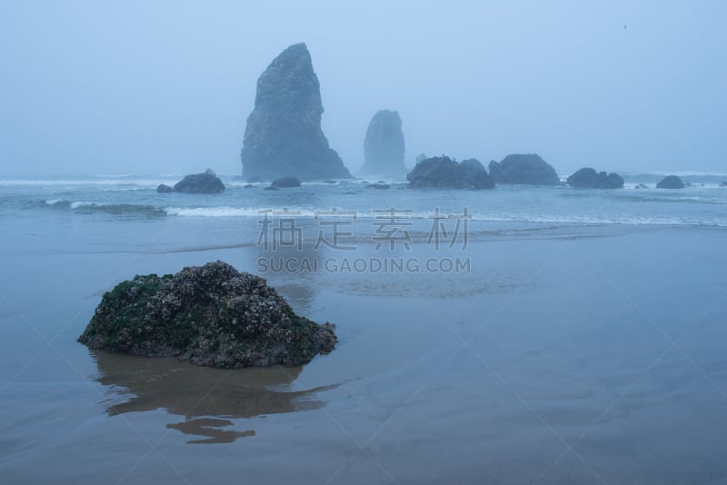 卡农海滩,干草堆岩,奥勒冈海滨,热霾,水,俄勒冈州,俄勒冈郡,水平画幅,高视角,山