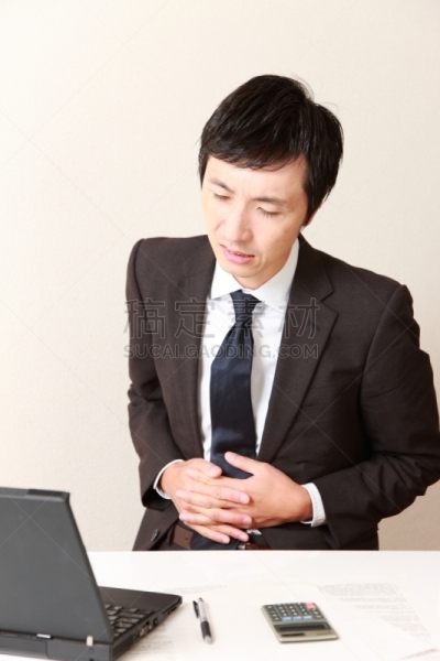 胃疼,商务,中老年男人,仅日本人,仅一个中老年男人,仅男人,一个人,东亚人,仅一个男人,中老年人