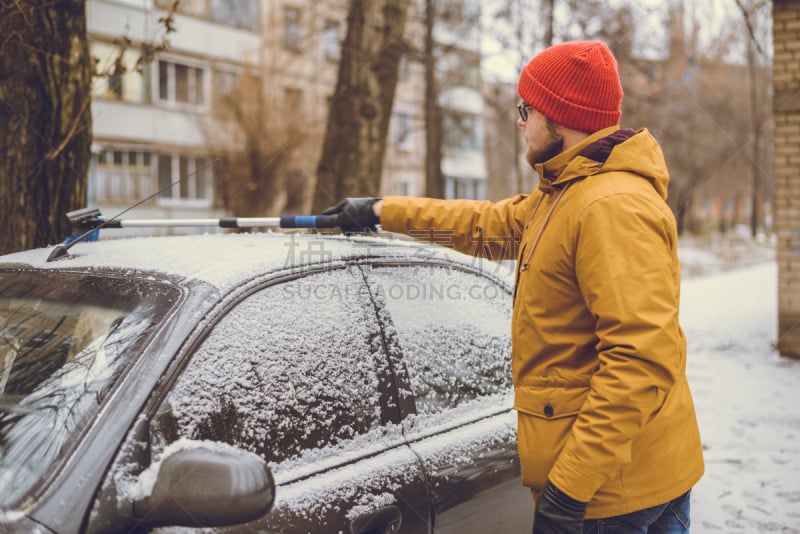 雪,挡风玻璃,汽车,男人,刷板,水平画幅,陆用车,户外,特写,厚衣服