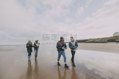 友谊,海滩,冬天,人群,天空,青少年,留白,少量人群,水平画幅,云