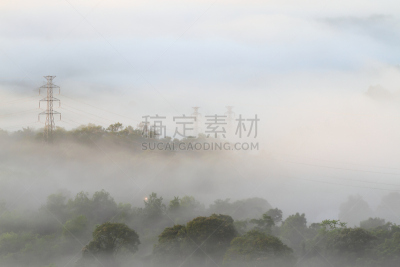 输电塔,电力线,雾,线框模型,水平画幅,山,无人,格子,户外,天气