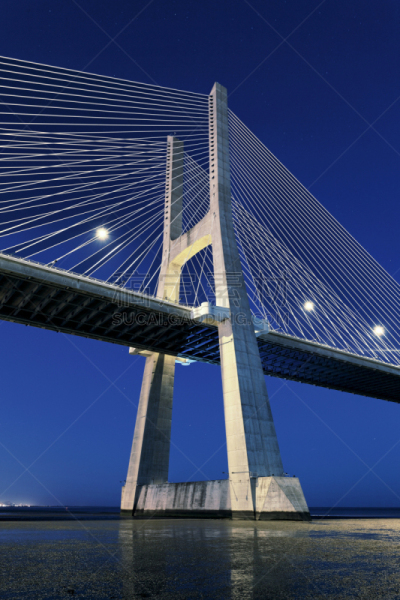 瓦斯科·达·伽马大桥,垂直画幅,夜晚,塔霍河,高架桥,建筑,无人,欧洲,里斯本,户外