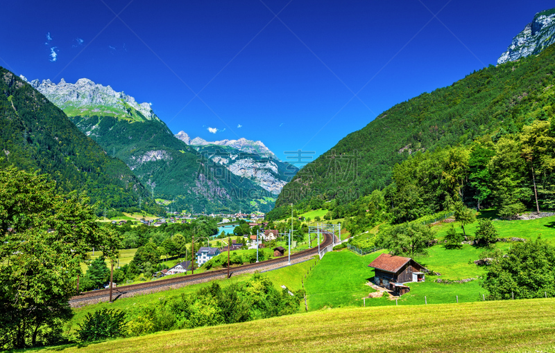 瑞士阿尔卑斯山,都市风景,乡村,罗伊斯河,山口,火车站站台,水,夏天