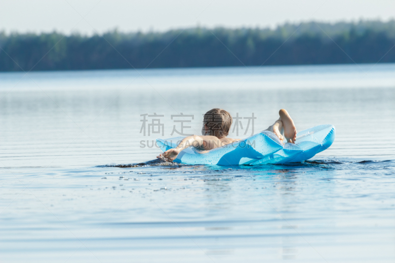 青少年,游泳池,蓝色,手臂,水没脚踝,气垫床,脚掌,人类脚趾,充气品,水