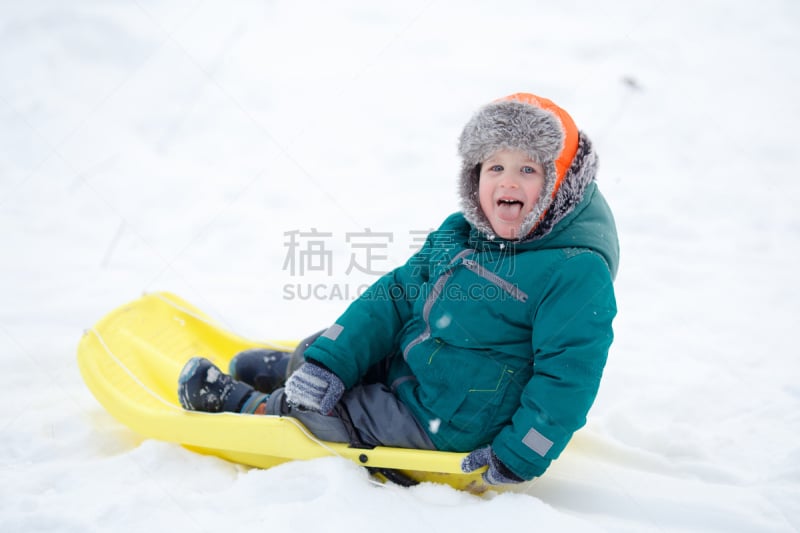 男孩,雪橇滑学,幸福,水平画幅,人,红色,白色,人的脸部