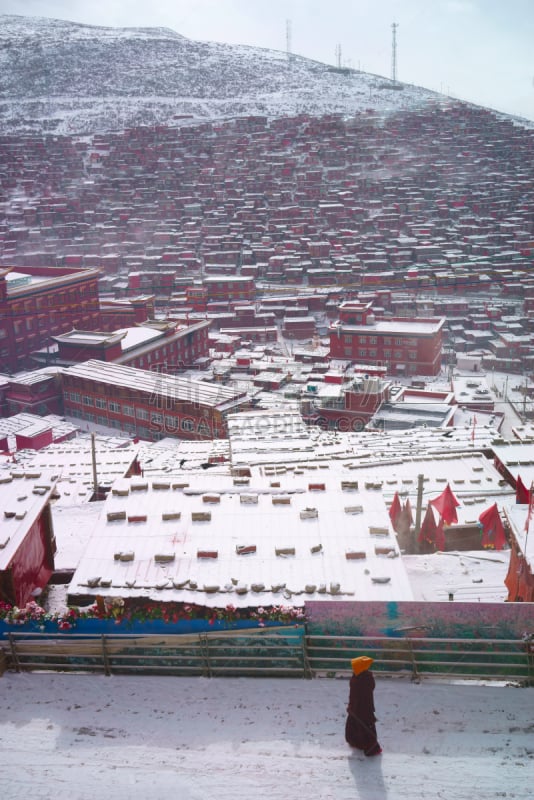 佛教,人,喇麻庙,甘孜藏族自治州,寺院,明星,教育建筑,乡村路,修道院,雾