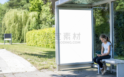 布告栏,户外,公共汽车站,仅一个女孩,田园风光,仅儿童,巴士