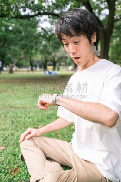 惊奇,男人,核对时间,垂直画幅,四肢,智慧,在边上,钟,男性,仅男人