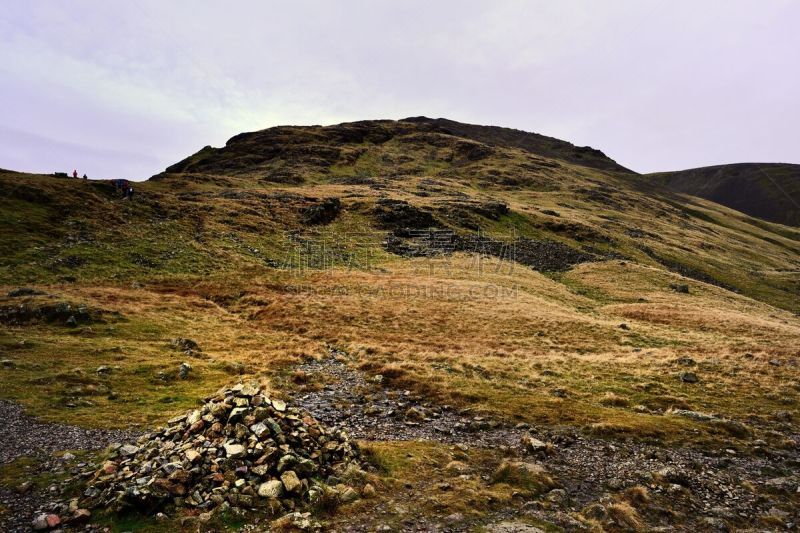 石堆纪念碑,山形墙,在下面,大盖博山,温来特,英格兰湖区,坎布里亚,水,水平画幅,山