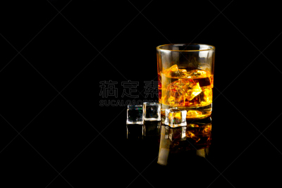 冰块,威士忌,水平画幅,无人,含酒精饮料,饮料,特写,立方体形状,大特写,一个物体