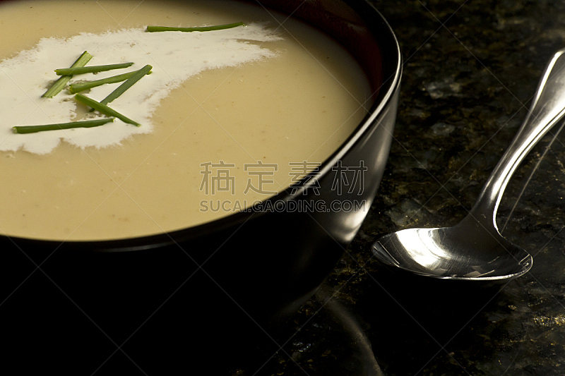 奶油浓汤,精制土豆,韭菜汤,餐具,水平画幅,食物的样式,奶油,法式食品,白色