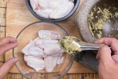 穿衣服,调味品,鸡翅,餐具,水平画幅,鸟类,生食,研磨器,膳食,特写