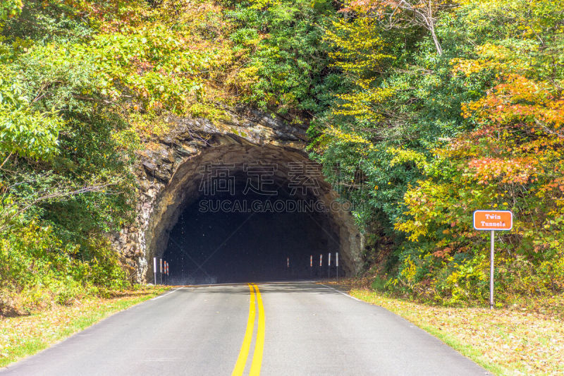 美国,北卡罗来纳,隧道,前面,摩托车,水平画幅,橙色,交通标志,秋天,洞