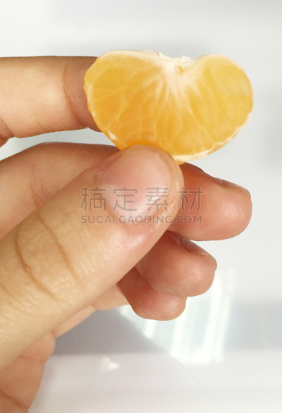 切片食物,桔子,手牵手,鸳鸯,垂直画幅,橙色,水果,有机食品,手指,拿着