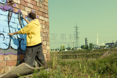 艺术家,街头艺术家,故意破坏艺术行为,青少年,绘画作品,青春期,外立面,水平画幅,墙,连帽运动外套