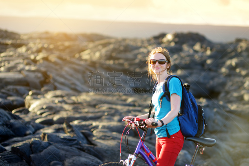 自行车,夏威夷火山国家公园,女性,夏威夷大岛,田地,几劳亚活火山,旅行者,骑自行车,卡拉帕那,美国