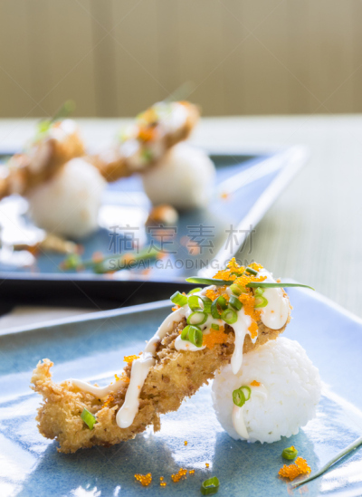 裹面包屑,寿司,毛鳞鱼,餐具,垂直画幅,葱,无人,开胃品,膳食,鱼子