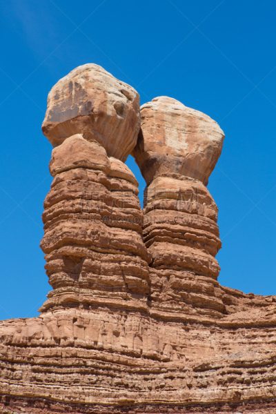 双生岩,犹他,纪念碑谷部落公园,纪念碑山谷,垂直画幅,天空,褐色,美国,岩石,无人