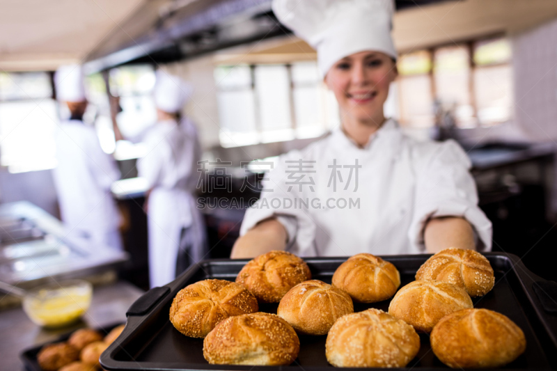 拿着,厨房,折角小面包,烤盘,女性,专业人员,学员,饮食产业,25岁到29岁,商业厨房