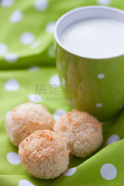 杯,牛奶,椰子奶油蛋糕,垂直画幅,形状,无人,蛋糕,椰子,烘焙糕点,饮料