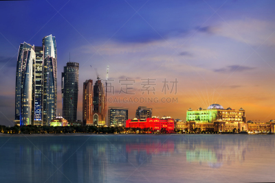 阿布扎比,城市天际线,夜晚,滨海路,水平画幅,无人,当地著名景点,户外,海湾国家,棕榈树