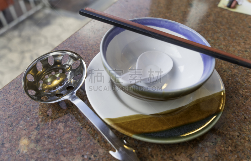 厨房器具,波特派,涮涮锅,日式火锅菜,桌子,水平画幅,木制,石材,工具,在上面