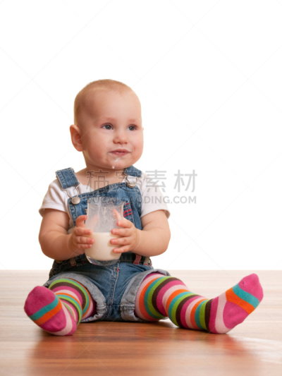 牛奶,幼儿,垂直画幅,饮料,白人,特写,白色,喝,生长,坐