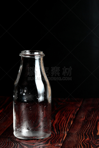 桌子,牛奶瓶,木制,黑色背景,玻璃体液,苏打水瓶,盐瓶,垂直画幅,葡萄酒,水