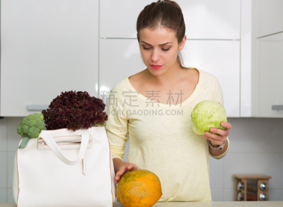 健康食物,美,水平画幅,食品杂货,美人,白人,青年人,白色,灶台,看
