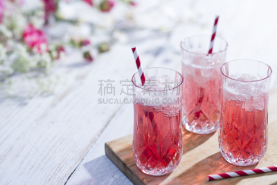 贝里尼,普罗赛柯起泡酒,鸡尾酒,威士忌酒杯,碎冰,野餐桌,粉色,吸管,亮色调,泡沫饮料