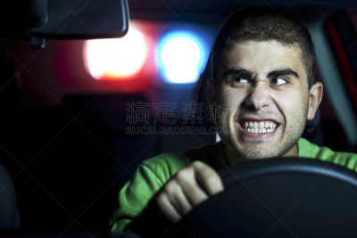 粗心的,超速罚单,警察靠边停车,巡逻车,警笛,逃亡者,方向盘,30到39岁,水平画幅,夜晚