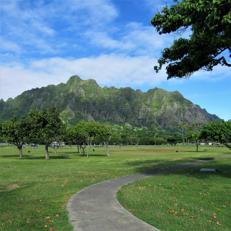 Situated on the 150-acre peninsula of Kualoa Point on the north side of Kualoa Bay, this is great for swimming when the surf is not too large. Rising above this very scenic beach is the cliff called Paliku, which means “Vertical cliff,” and the beach has 