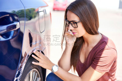 汽车,划痕,保险代理人,青年女人,不幸,波兰,交通,涂料,仅一个女人,情绪压力